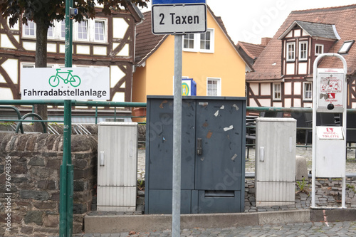 Zwischen Fahrradabstellplatz und Hundekottütenautomat Platz für zwei Taxen