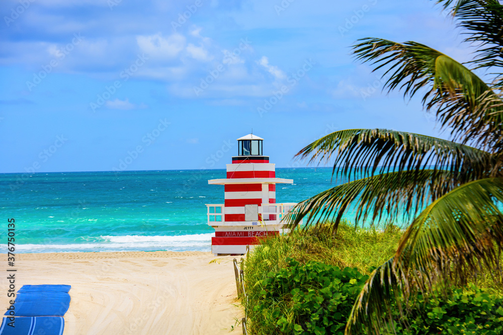 Fototapeta premium Miami Beach, Florida, USA sunrise and life guard tower.