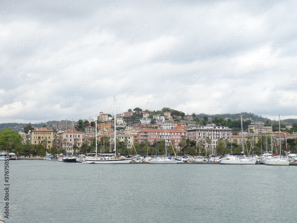 Die Häuser am Hügel und der malerische Hafen von La Spezia in Italien.