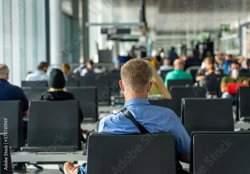 Flughafen: Passagiere warten auf den Abflug im Gate im Wartebereich des Terminals photo