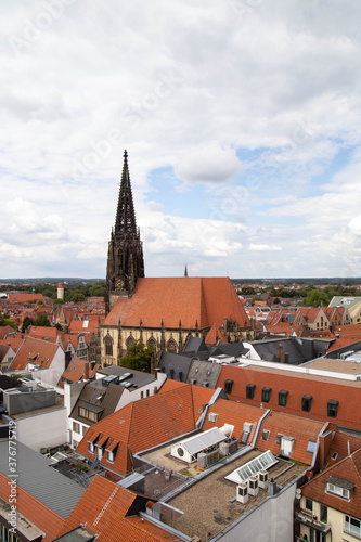  Lambertikirche und rote Ziegeldächer in Münster.