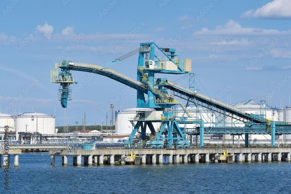 Large crane for loading bulk products