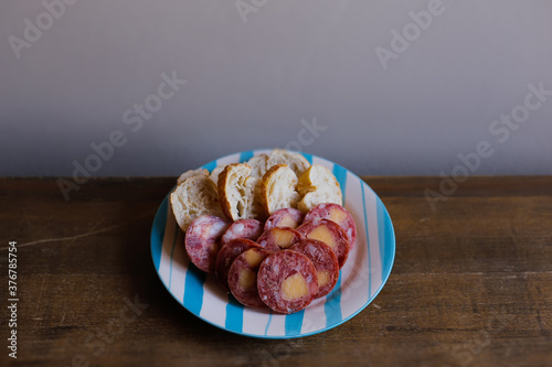 salme con queso en rodajas sobre plato con panes photo