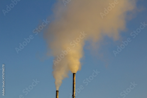 Fumaça de fábrica saindo de chaminé e poluindo o ambiente.