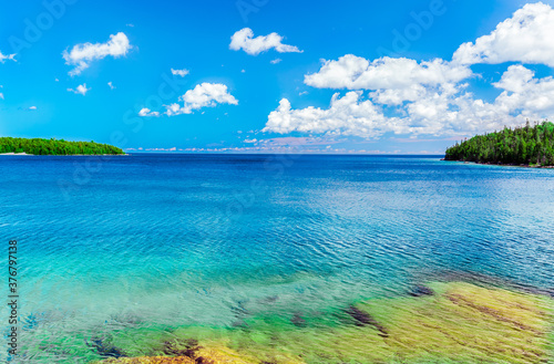 Fototapeta Naklejka Na Ścianę i Meble -  amazing gorgeous natural inviting landscape view of Bruce Peninsula park at Georgian bay, Lake Huron with crystal clear turquoise, tranquil fresh water
