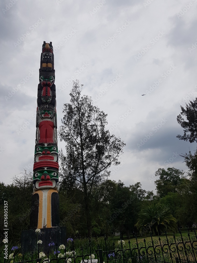 Obraz premium Totem y avión en Chapultepec