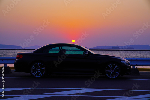 夕陽と海とスポーツカー © あゆみ 柴田