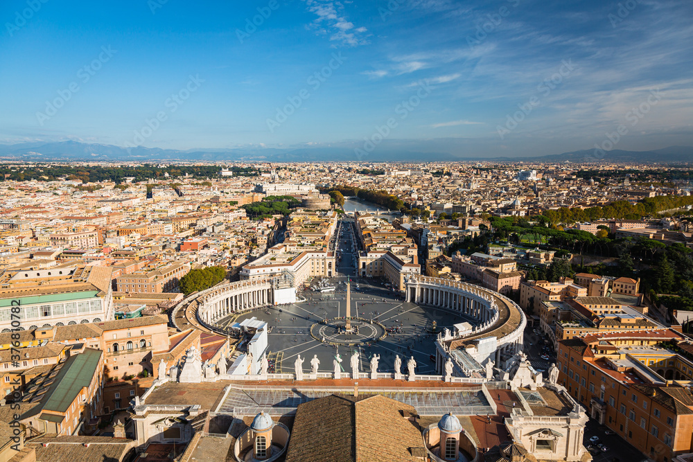 バチカン市国のサン・ピエトロ大聖堂の屋上から見えるサン・ピエトロ広場とローマ市街の街並み	