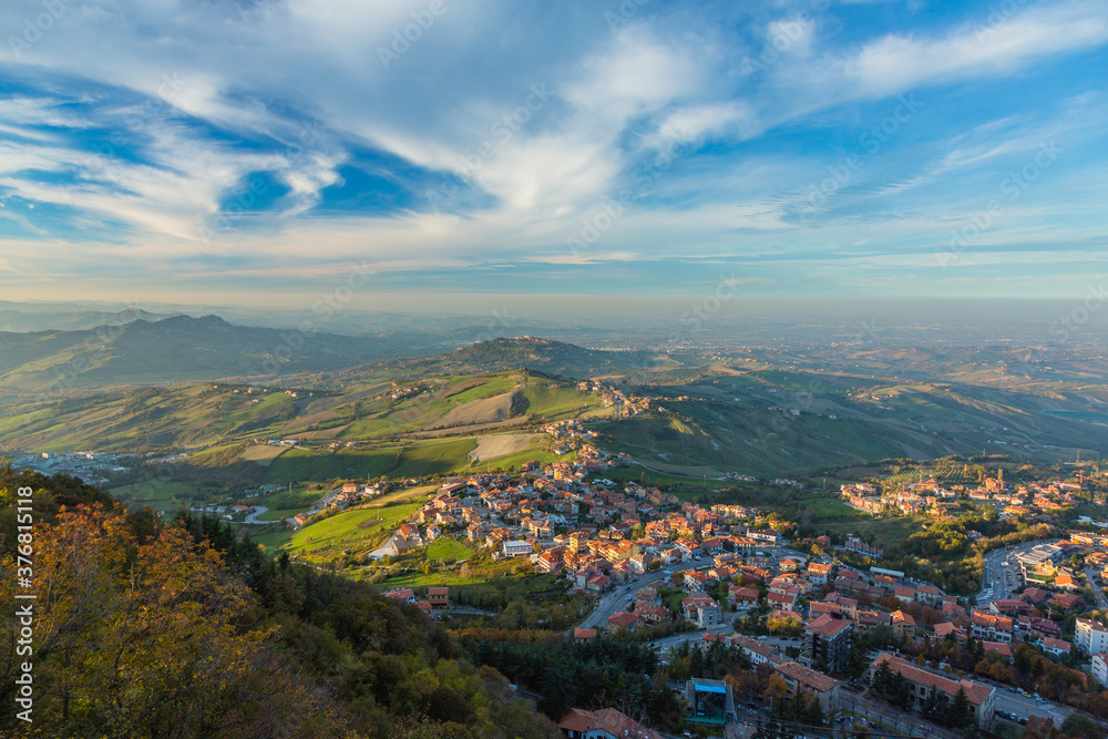 サンマリノ　サンマリノ市から眺めた山麓の町ボルゴ・マッジョーレ
