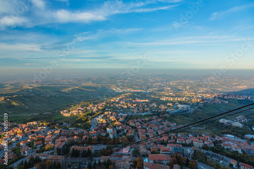 サンマリノ サンマリノ市から眺めた山麓の町ボルゴ・マッジョーレ 