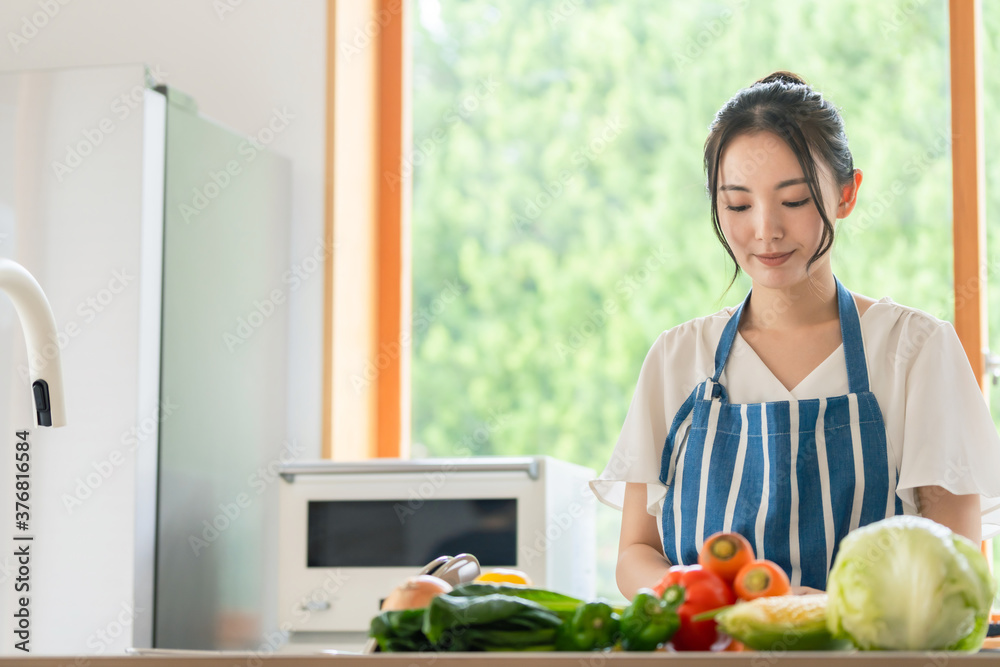 野菜を切る女性　キッチン　料理