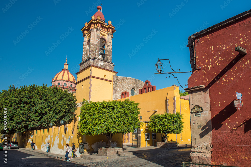 Diferentes escenarios calejeros de San Miguel de Allende, en el centro de México. Esta ciudad es considerada una de las más belas del país por su arquitectura colonial y muy colorida