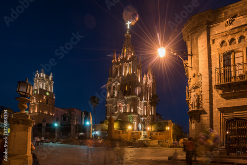 Parroquia de San Miguel de Allende, en el centro de México. Esta ciudad es considerada una de las más bellas del país por su arquitectura estilo colonial y muy colorida