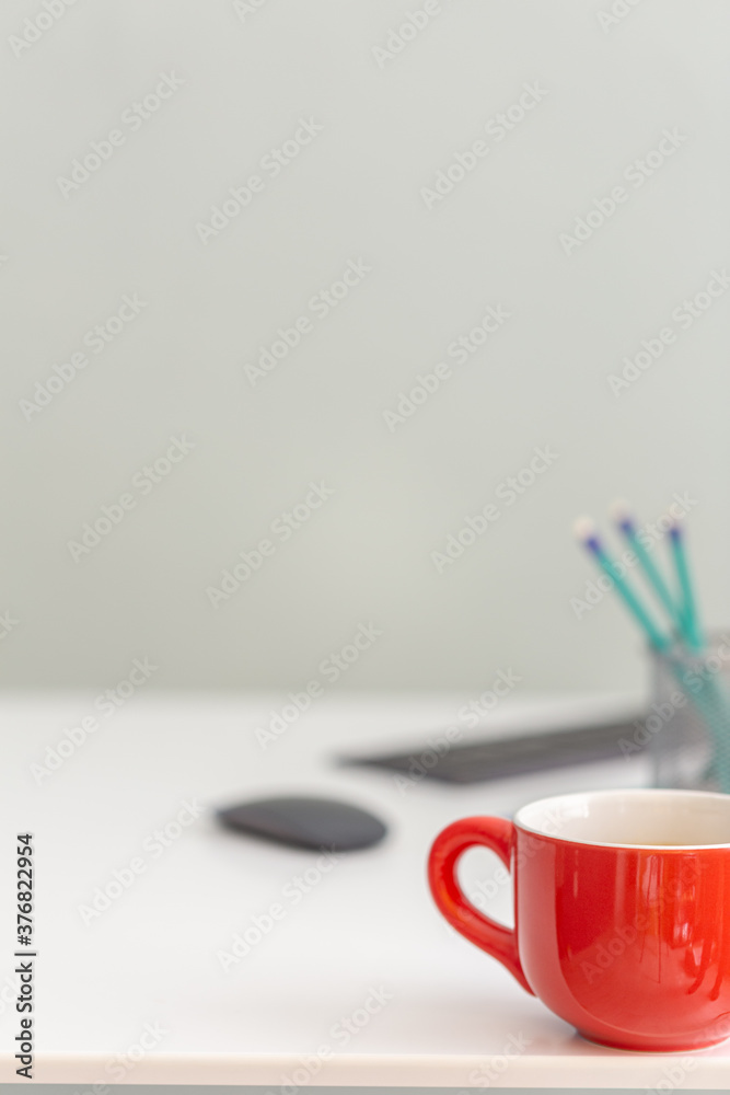 arturo-limon-foto-oficina-fondo-gris-taza-naranja-lápices-teclado-mesa-blanca arturo-limon-foto-oficina-fondo-gris-taza-naranja-lápices-teclado-mesa-blanca