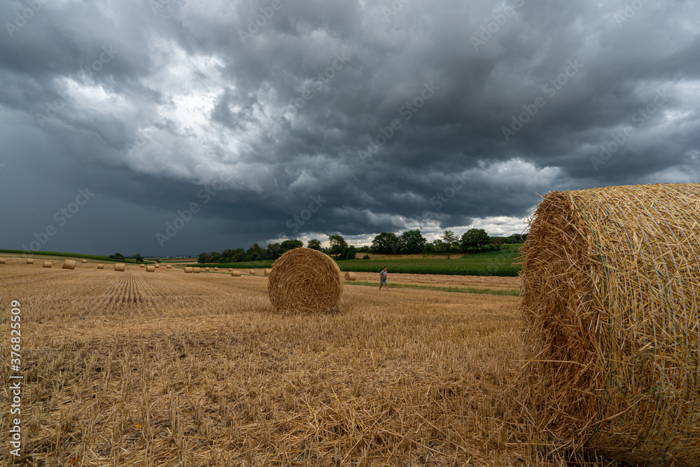 Strohballen auf Feld vor dem Sturm