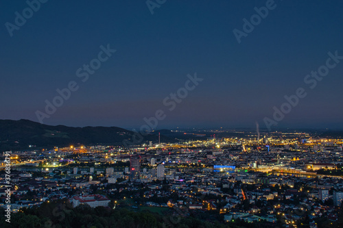 Stadbildansicht von Linz kurz nach Sonnenuntergang als die Lichter eingeschaltet wurden