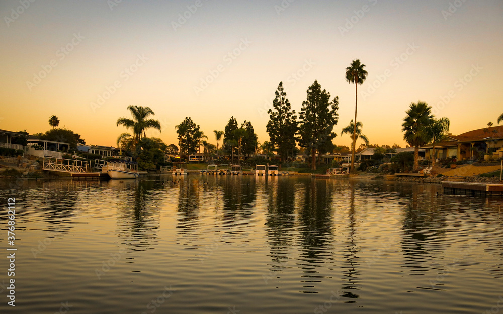 Obraz premium Orange Sunset in Coronado Beach with nice reflection over the pacific ocean.