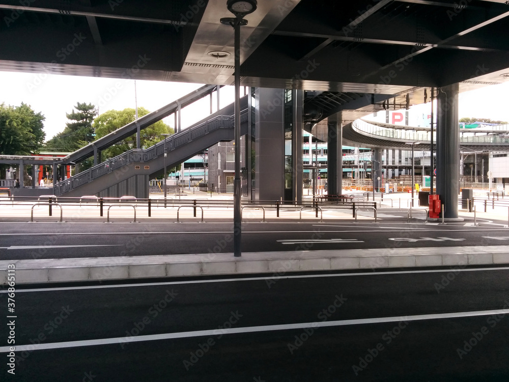 the elevated pedestrian walkway in front of the station / 駅前のペデストリアンデッキ(地上階からのビュー) the elevated pedestrian walkway in front of the station / 駅前のペデストリアンデッキ(地上階からのビュー)