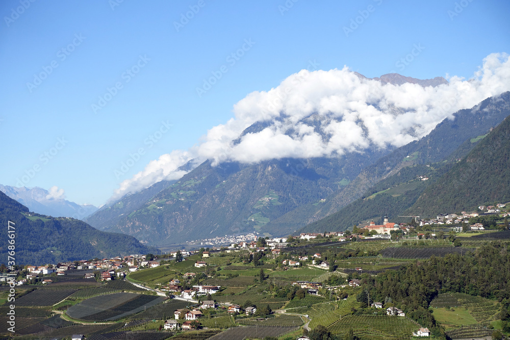 Blick von Schenna auf Dorf Tirol mit Johanneum