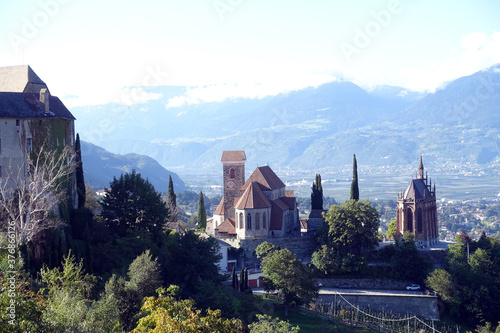 Blick auf Schenna mit Burg, Mausoleum und Pfarrkirche photo