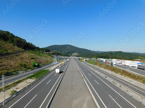 新名神高速道路(茨木千提寺PA付近で上り方向に向かって9月撮影)
