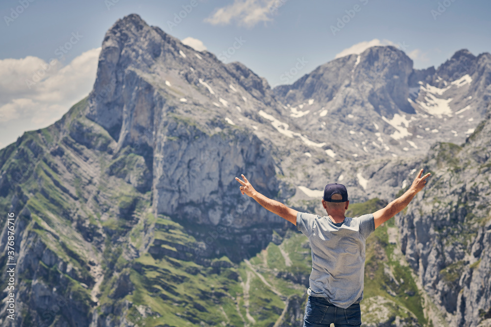 Obraz premium man enjoying in the mountain, adult man spending the holidays in the mountain