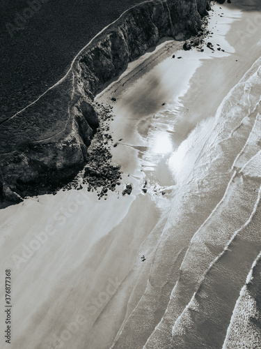 sea - mer - surfer - surfeur - ocean - rocks - roches - falaises - cliffs