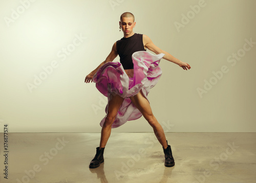Canvastavla Cross dressed man dancing in studio