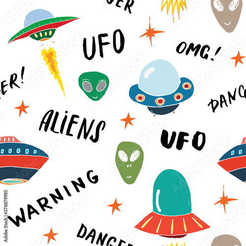 Ufo and aliens Seamless pattern. Cute Doodles space ships sketch. Hand drawn Cartoon Vector illustration