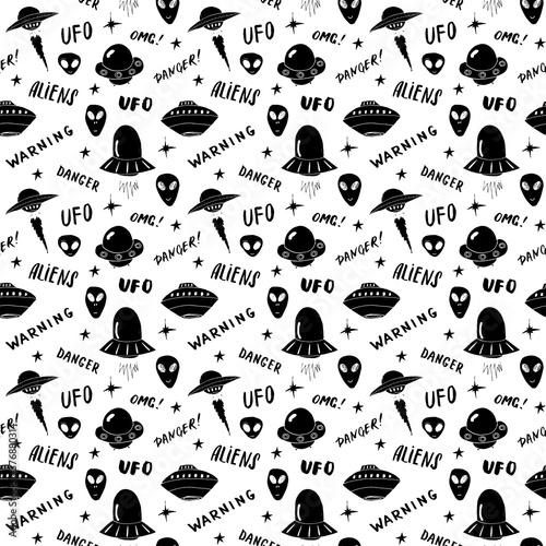 Ufo and aliens Seamless pattern. Cute Doodles space ships sketch. Hand drawn Cartoon Vector illustration