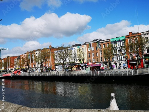 DUBLIN - IRLANDA / 2019-05-04 / Rio  Liffey e paisagens urbanas , com prédios e instalações históricas photo