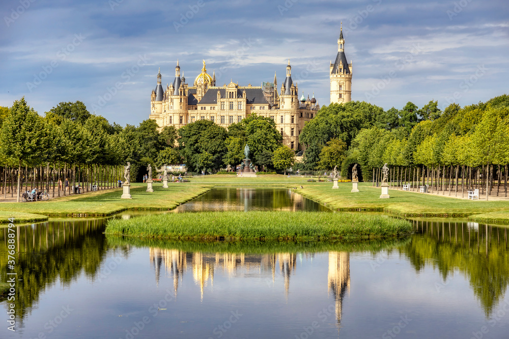 Blick über den Schlossgarten beim Schloss Schwerin im August 2020