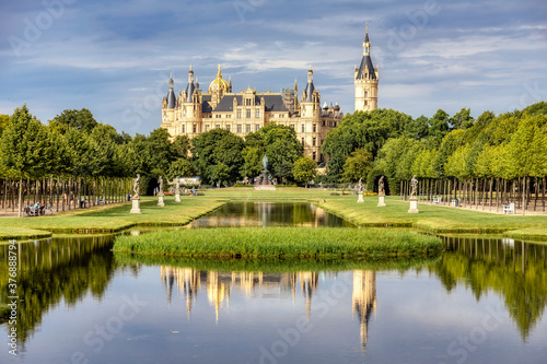 Blick über den Schlossgarten beim Schloss Schwerin im August 2020