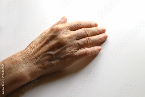 シニア女性、おばあちゃんの右手