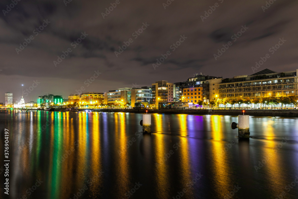Fototapeta premium Dublin's Samuel Beckett Bridge at Night