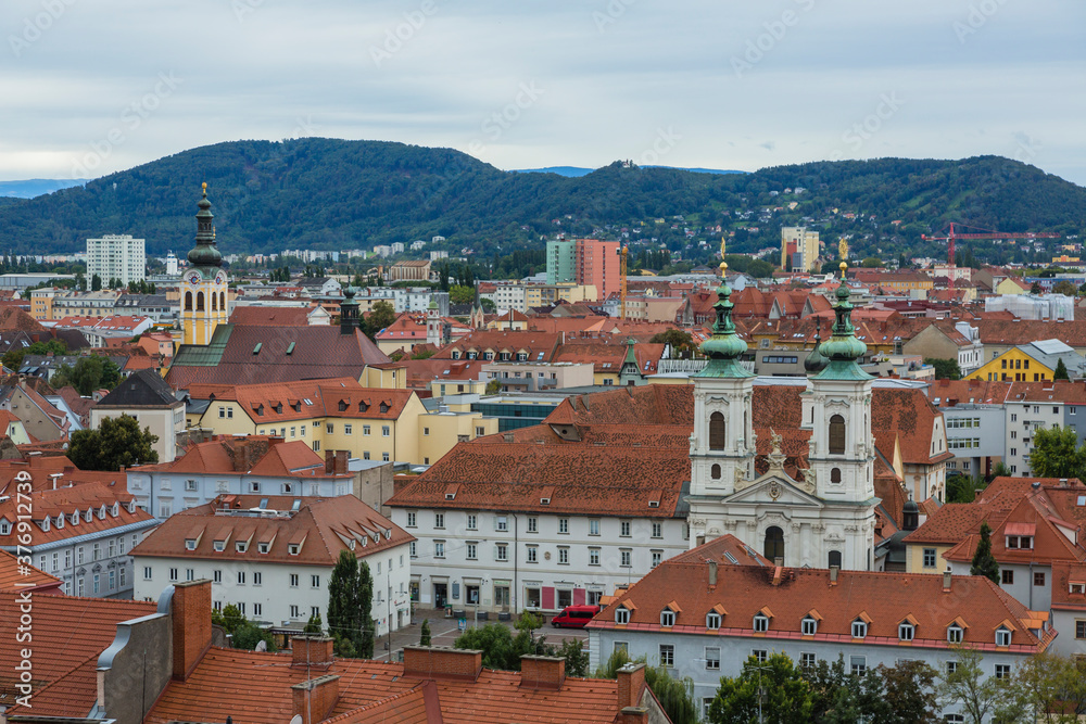 オーストリア　グラーツのシュロスベルクの丘から見えるグラーツ市街歴史地区の街並み