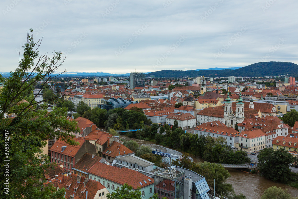 オーストリア　グラーツのシュロスベルクの丘から見えるグラーツ市街歴史地区の街並み