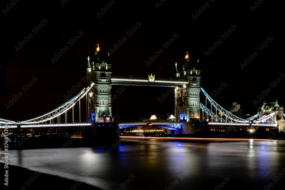 Obraz premium Langzeitbelichtung der Tower Bridge in London bei Nacht.