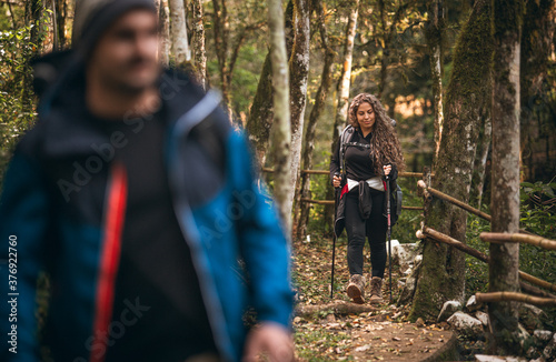 Família latina caminhando em meio a natureza