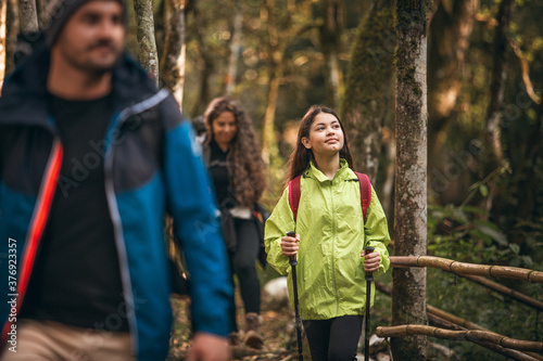 Fam  lia latina caminhando em meio a natureza