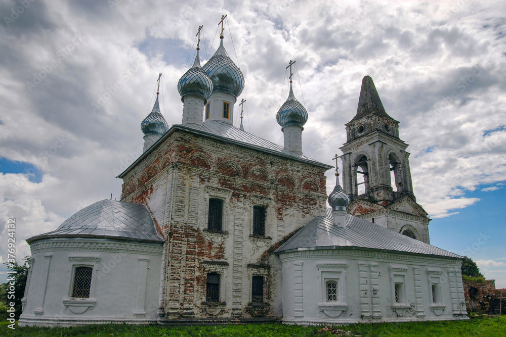 Nativity church (Rozhdestvenskaya church, late XVIII century). Troitskoye Tatarovo village, Vladimir Oblast, Russia.