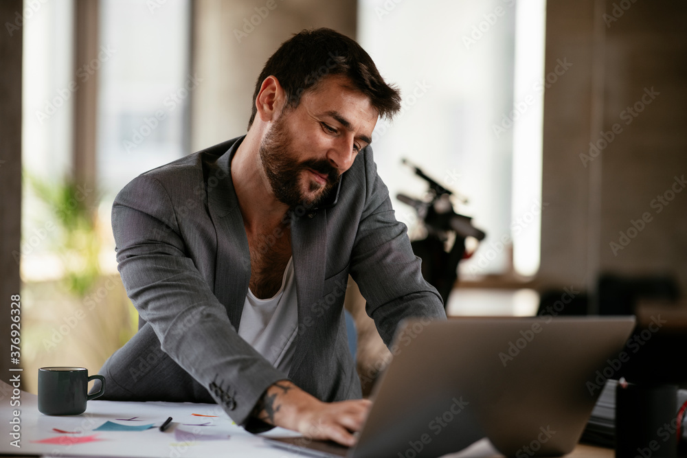 Obraz premium Young businessman working on projects. Handsome businessman in suit working in the office..