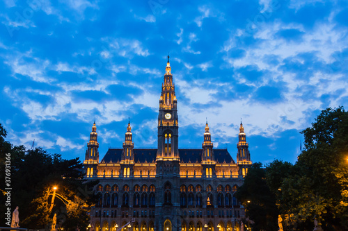 オーストリア 首都ウィーンの世界遺産、ウィーン歴史地区にあるライトアップされた市庁舎
