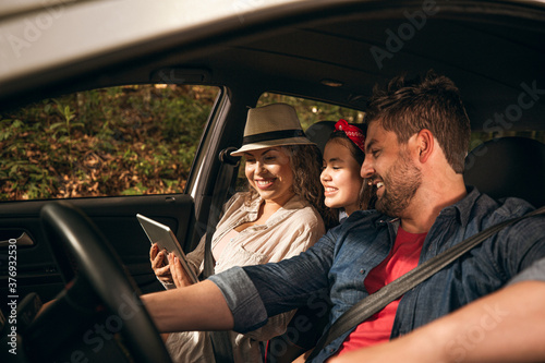 Família latina viajando de carro