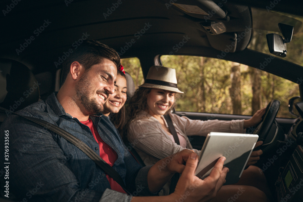 Família latina viajando de carro Família latina viajando de carro