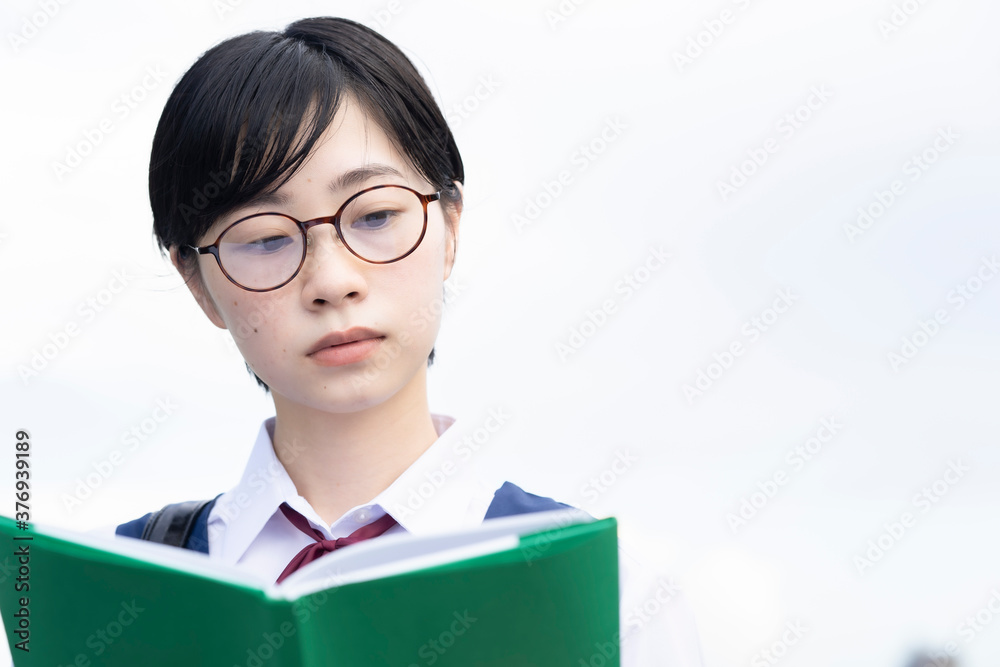 本を読む女子高生 本を読む女子高生