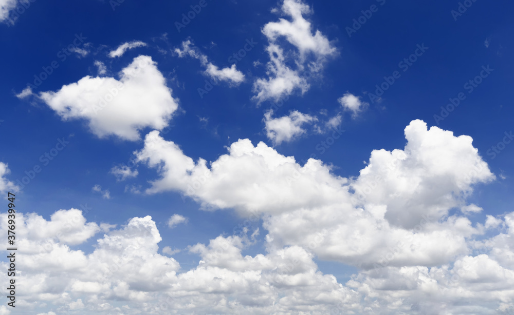 Fototapeta premium beautiful blue sky and white fluffy cloud horizon outdoor for background.