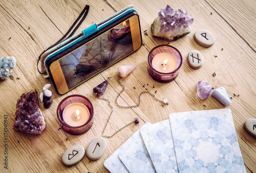 Quadro su tela Spiritual session, fortune telling live video through smartphone concept