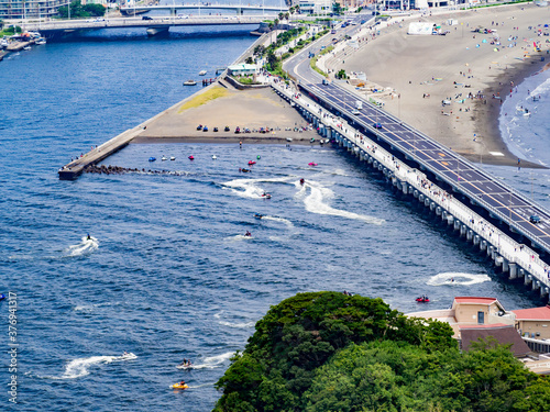 海水浴を楽しむ人々
 photo