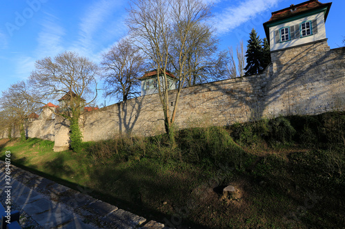 Die Stadtmauer mit Verteidigungsgraben und Wehrtuermen der Stadt Muehlhausen. Thueringen, Deutschland, Europa